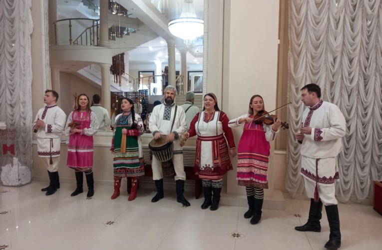 Фольклорный ансамбль «Торама» выступил для гостей Мордовского национального драматического театра