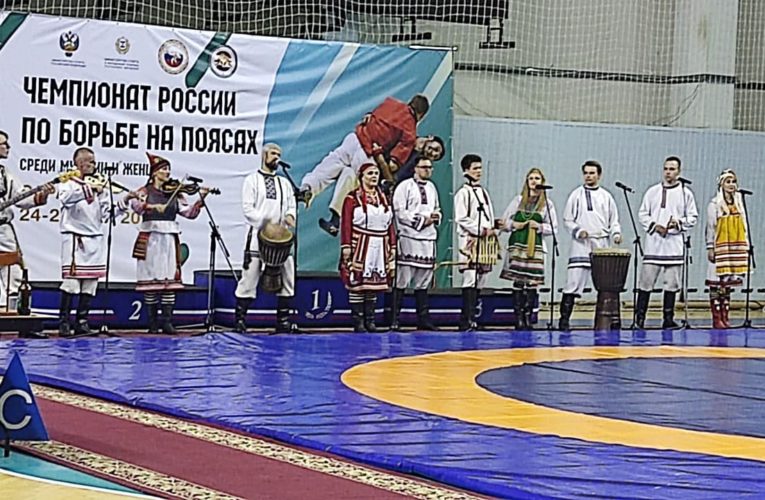 В Саранске с 24 по 25 мая проходит чемпионат России по борьбе на поясах среди мужчин и женщин.