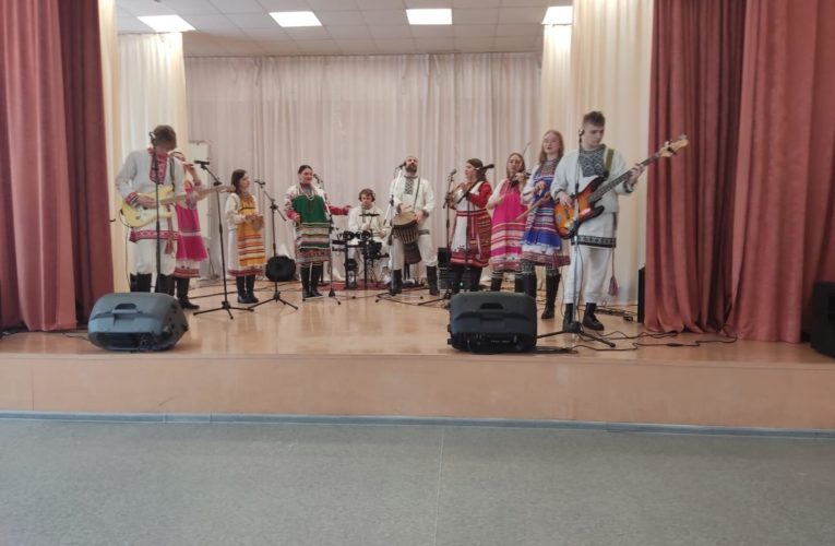 Фольклорный ансамбль «Торама» выступил для учеников МОУ «Средняя школа №5»