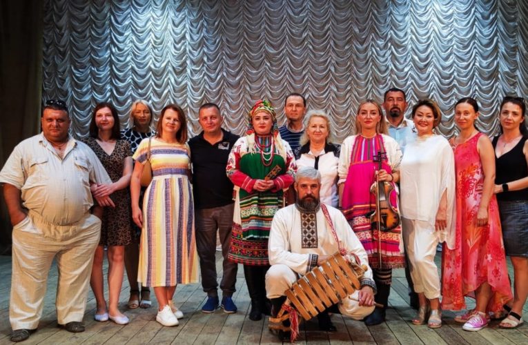 Завершилась насыщенная концертная программа Фольклорного ансамбля «Торама» в Херсонской области.